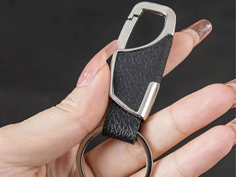 Brelok do kluczy z karabińczykiem metalowy sztuczna skóra srebrny czarny Brelok do kluczy z karabińczykiem metalowy sztuczna skóra srebrny czarny