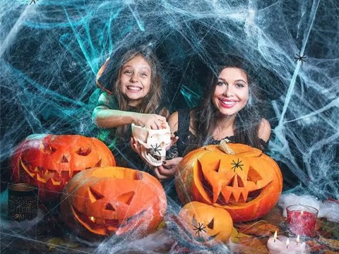 Sztuczna pajęczyna biała z 4 pająkami halloween dekoracja rozciągliwa Sztuczna pajęczyna biała z 4 pająkami halloween dekoracja rozciągliwa