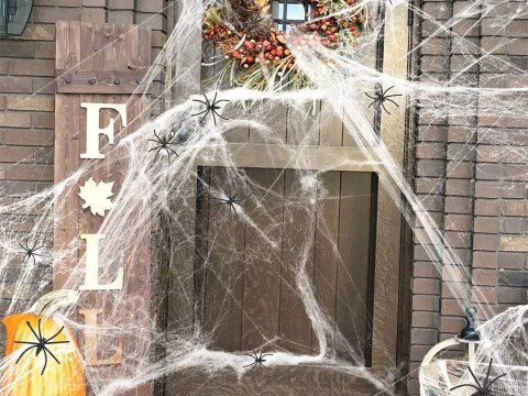 Sztuczna pajęczyna biała z 4 pająkami halloween dekoracja rozciągliwa Sztuczna pajęczyna biała z 4 pająkami halloween dekoracja rozciągliwa