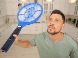 Elektryczna paletka do łapania much łapka packa na muchy komary ćmy muszki